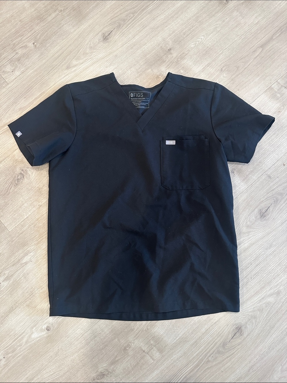 FIGS Men’s Black Scrub Top (M)